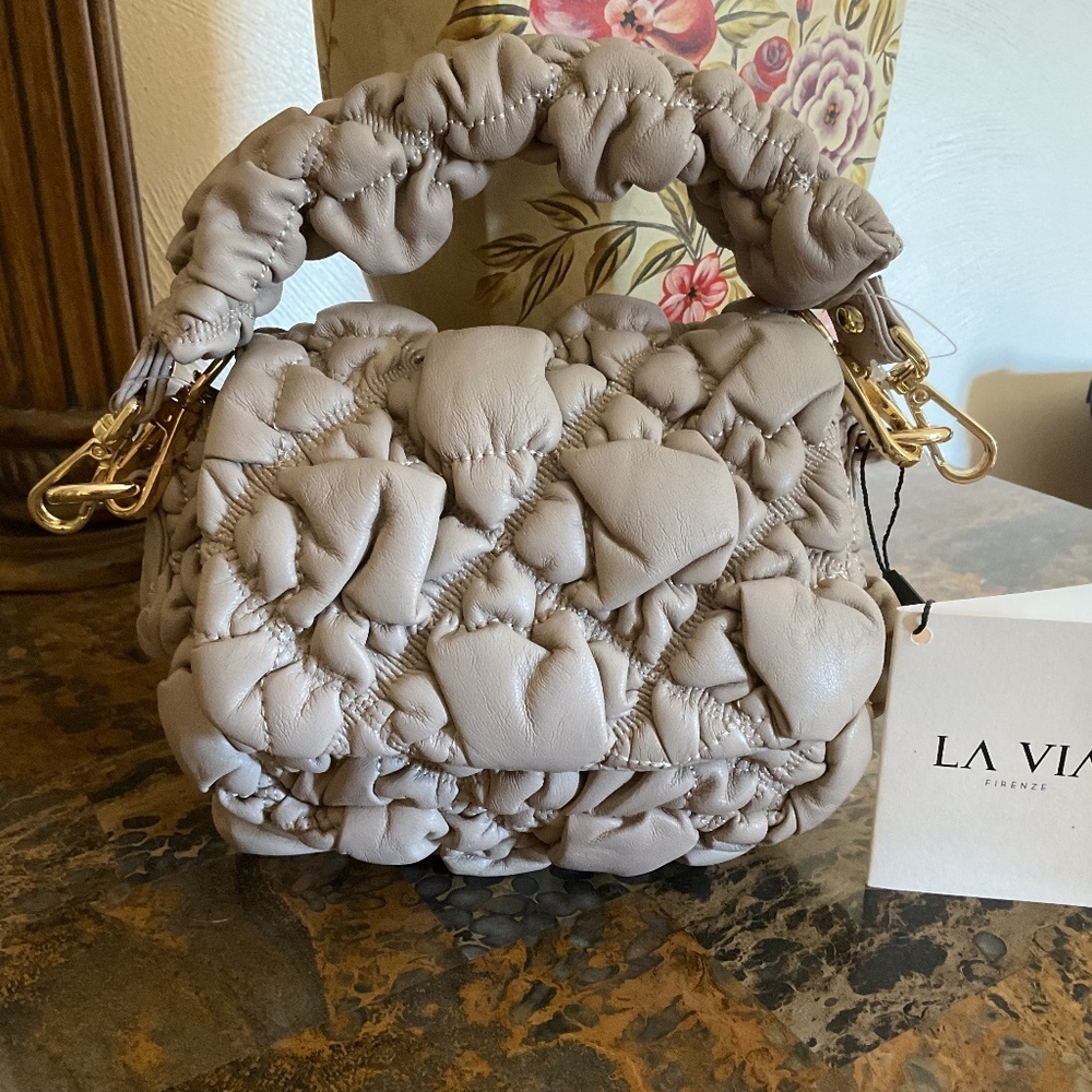 NWT LA VIA Made In Italy Leather Puffed Crossbody With Chain Detail - Picture 3 of 14